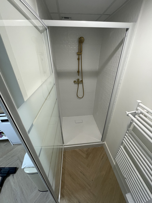 PAROIE DE DOUCHE